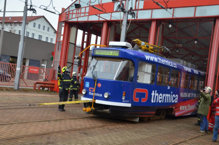 Cvičný požár ve vozovně dopravního podniku v Liberci