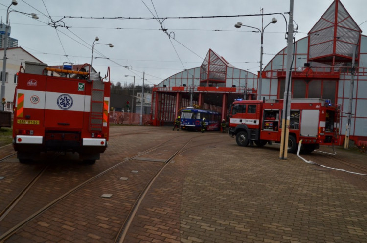 Cvičný požár ve vozovně dopravního podniku v Liberci