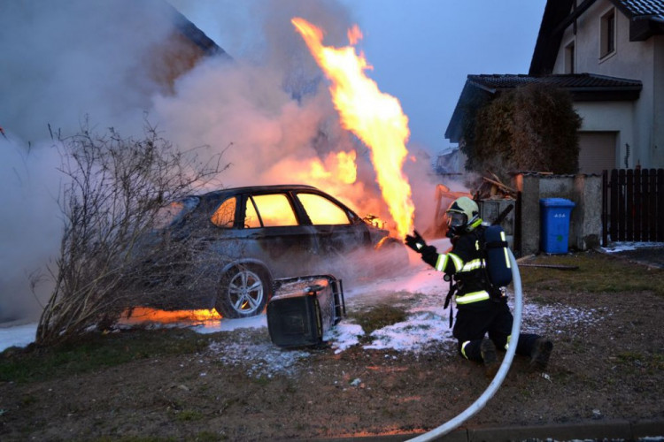 Požár po nehodě auta ve Strakonické ulici