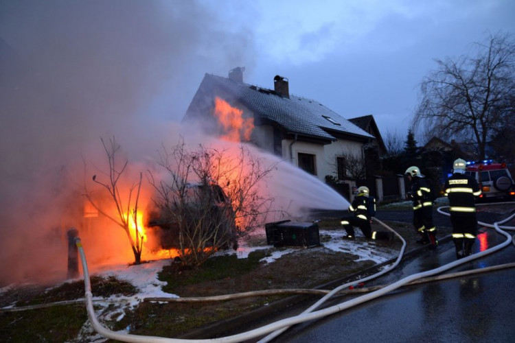 Požár po nehodě auta ve Strakonické ulici