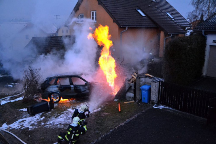 Požár po nehodě auta ve Strakonické ulici