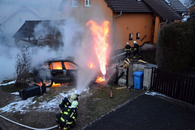 Požár po nehodě auta ve Strakonické ulici