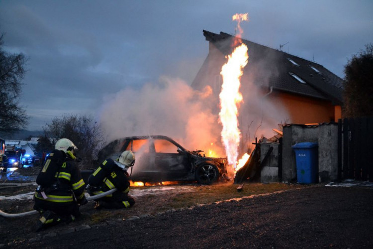 Požár po nehodě auta ve Strakonické ulici