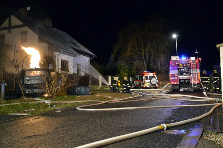 Požár po nehodě auta ve Strakonické ulici