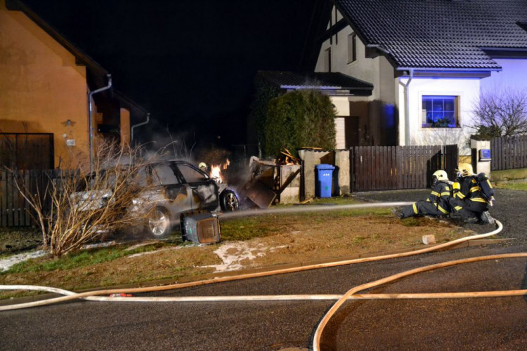 Požár po nehodě auta ve Strakonické ulici