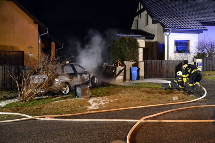 Požár po nehodě auta ve Strakonické ulici