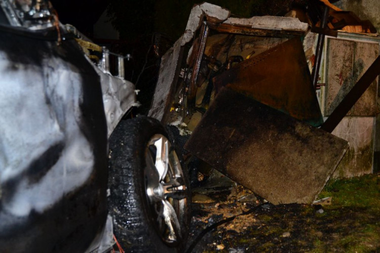 Požár po nehodě auta ve Strakonické ulici