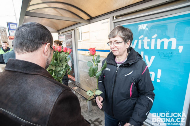 Dopravní podnik rozdával ženám růže k MDŽ