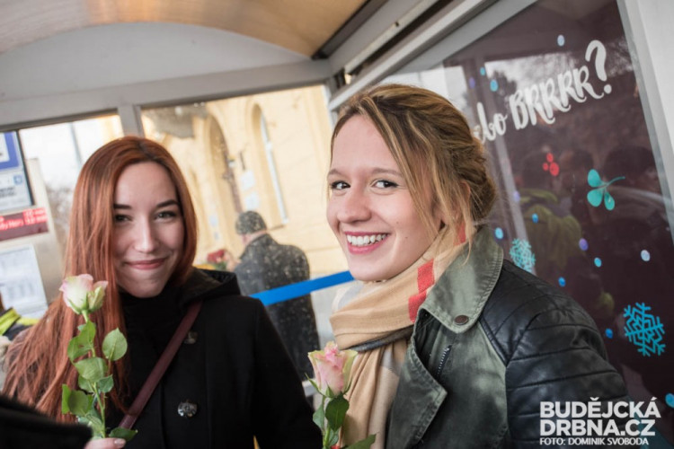 Dopravní podnik rozdával ženám růže k MDŽ