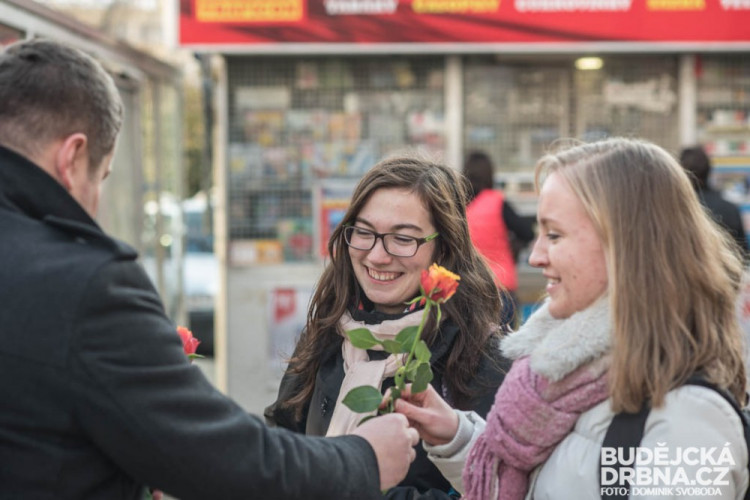 Dopravní podnik rozdával ženám růže k MDŽ