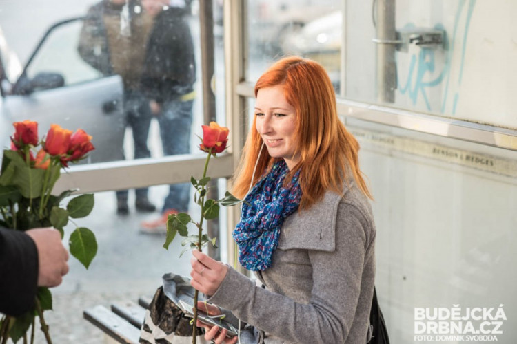 Dopravní podnik rozdával ženám růže k MDŽ