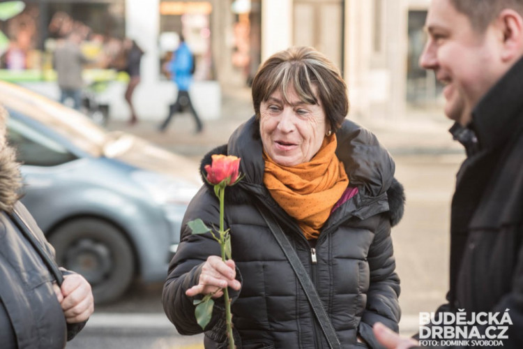 Dopravní podnik rozdával ženám růže k MDŽ