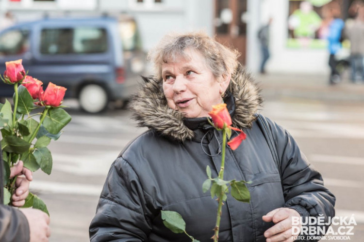 Dopravní podnik rozdával ženám růže k MDŽ