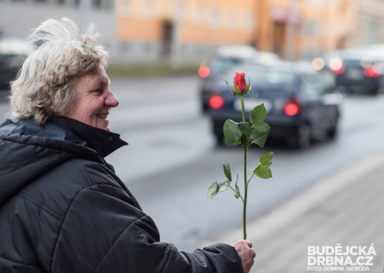 Dopravní podnik rozdával ženám růže k MDŽ