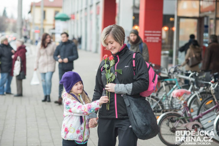 Dopravní podnik rozdával ženám růže k MDŽ