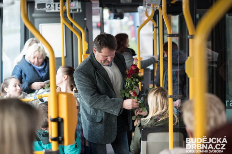 Dopravní podnik rozdával ženám růže k MDŽ