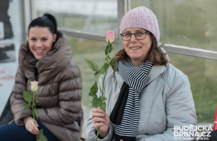 Dopravní podnik rozdával ženám růže k MDŽ