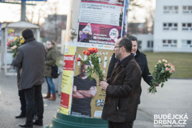 Dopravní podnik rozdával ženám růže k MDŽ