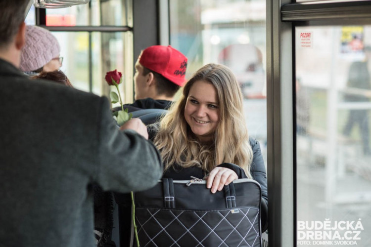 Dopravní podnik rozdával ženám růže k MDŽ