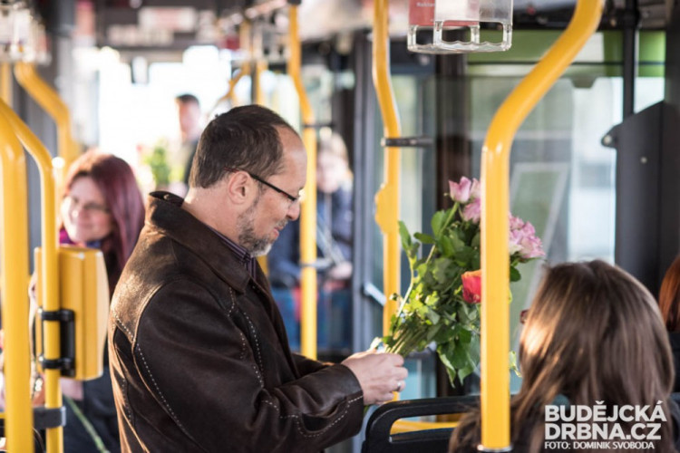 Dopravní podnik rozdával ženám růže k MDŽ