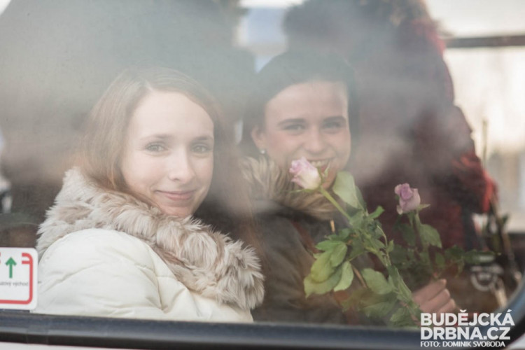 Dopravní podnik rozdával ženám růže k MDŽ