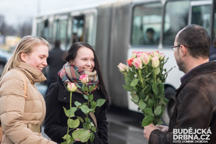 Dopravní podnik rozdával ženám růže k MDŽ