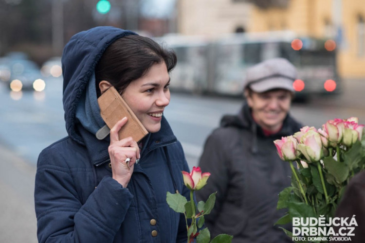 Dopravní podnik rozdával ženám růže k MDŽ