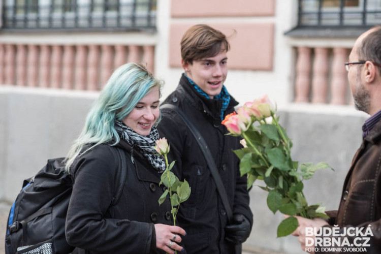 Dopravní podnik rozdával ženám růže k MDŽ