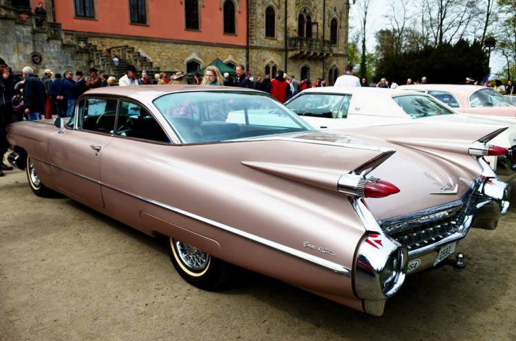 Setkání amerických automobilových veteránů na Sychrově