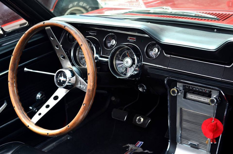 Setkání amerických automobilových veteránů na Sychrově