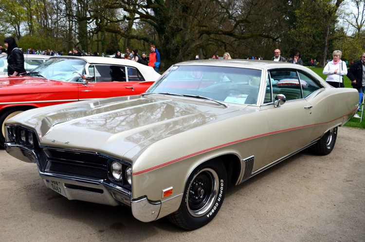 Setkání amerických automobilových veteránů na Sychrově