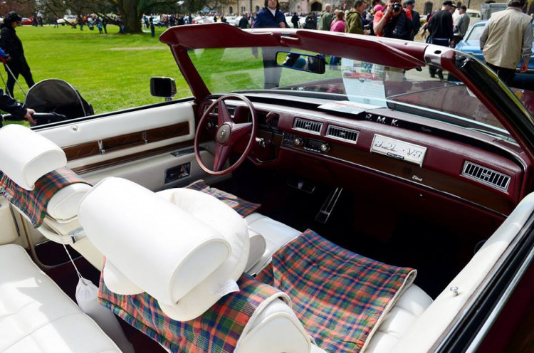 Setkání amerických automobilových veteránů na Sychrově