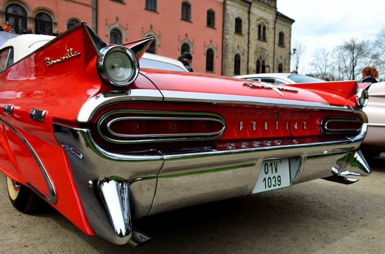 Setkání amerických automobilových veteránů na Sychrově