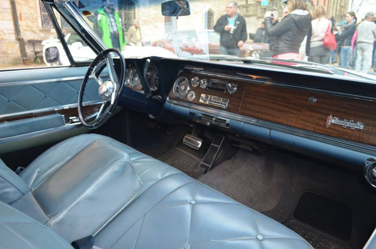 Setkání amerických automobilových veteránů na Sychrově