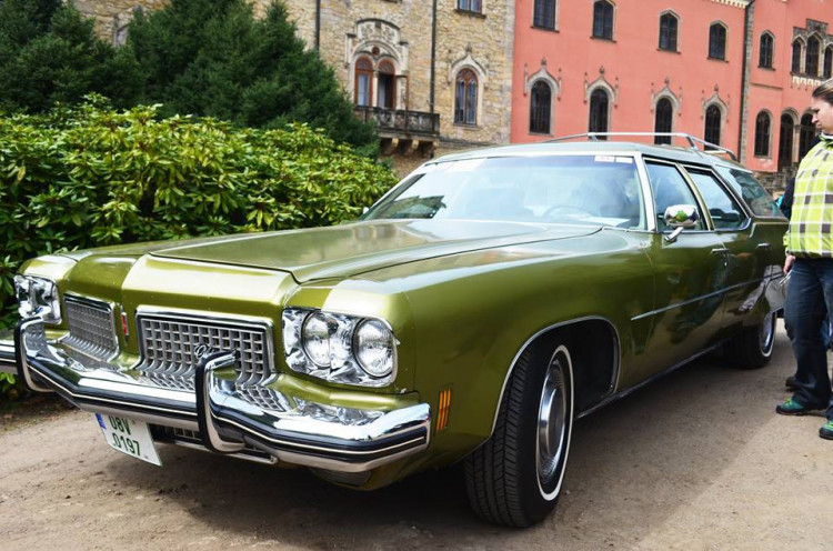 Setkání amerických automobilových veteránů na Sychrově