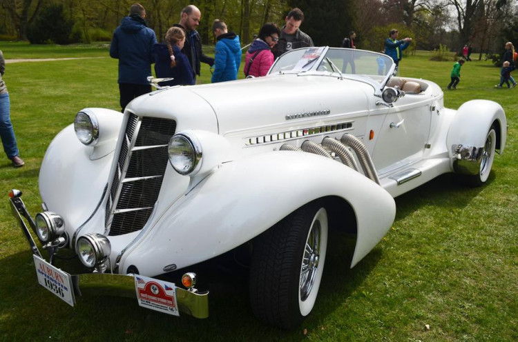 Setkání amerických automobilových veteránů na Sychrově