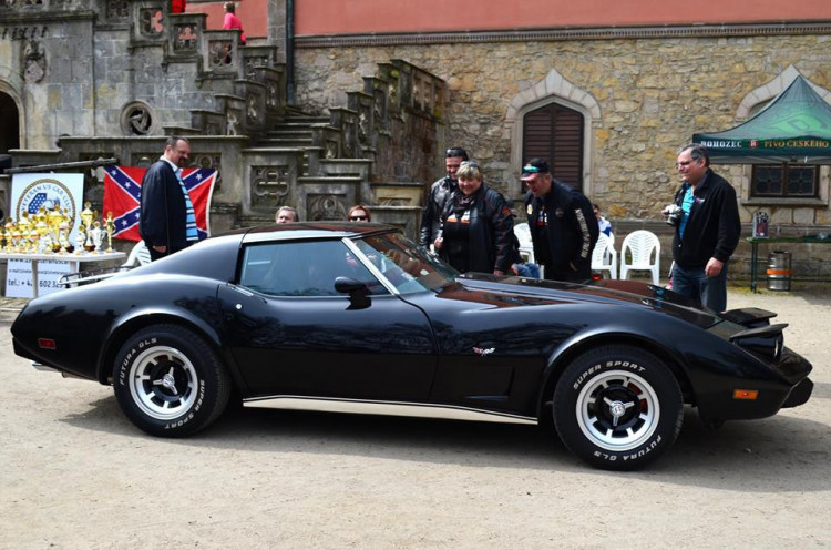 Setkání amerických automobilových veteránů na Sychrově