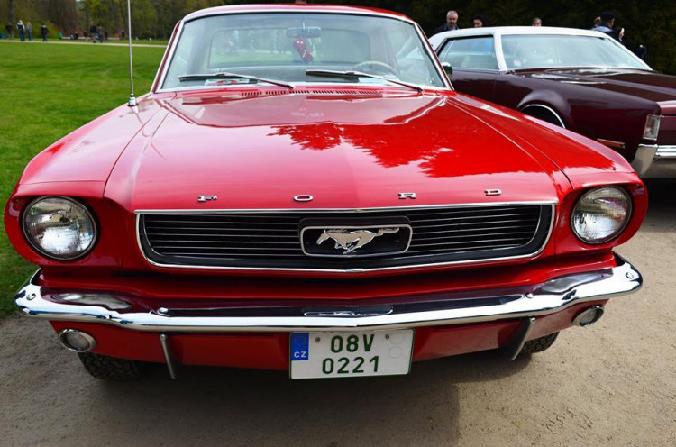 Setkání amerických automobilových veteránů na Sychrově