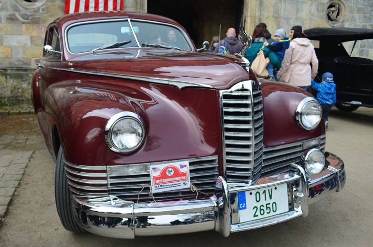 Setkání amerických automobilových veteránů na Sychrově