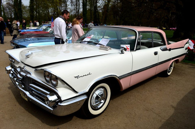 Setkání amerických automobilových veteránů na Sychrově