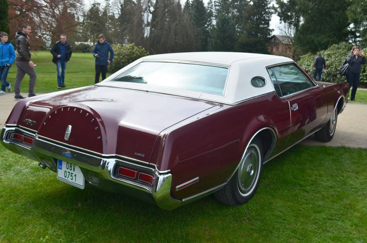 Setkání amerických automobilových veteránů na Sychrově