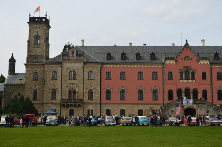 Setkání amerických automobilových veteránů na Sychrově