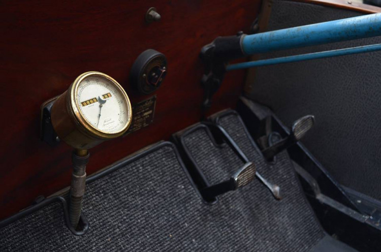 Setkání amerických automobilových veteránů na Sychrově