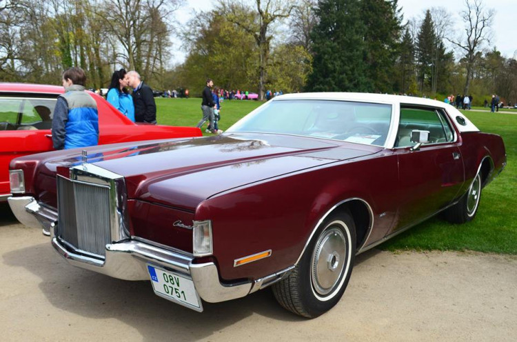 Setkání amerických automobilových veteránů na Sychrově