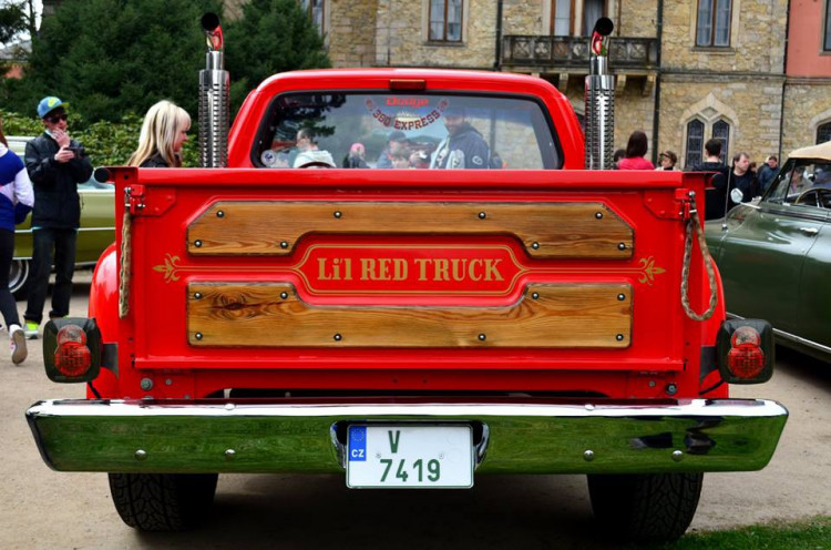 Setkání amerických automobilových veteránů na Sychrově