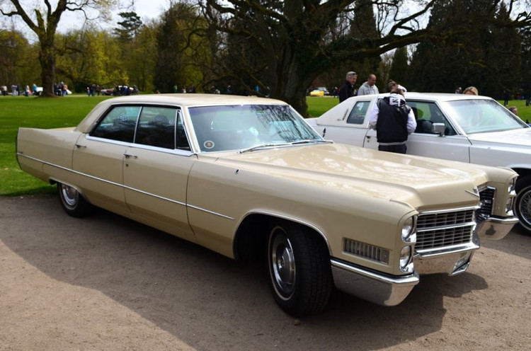 Setkání amerických automobilových veteránů na Sychrově