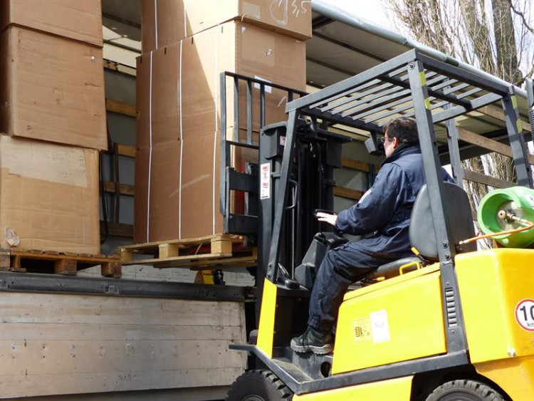 Liberečtí celníci zadrželi dva běloruské kamiony napěchované desítkami tun nezdaněného tabáku