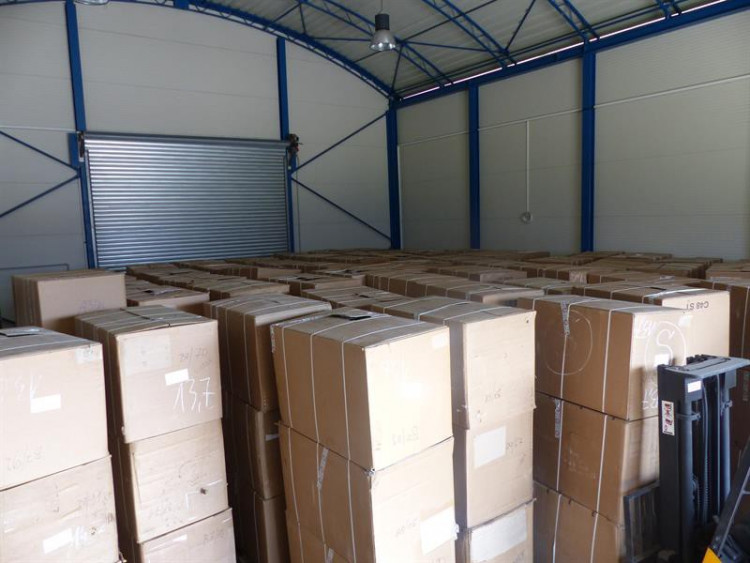 Liberečtí celníci zadrželi dva běloruské kamiony napěchované desítkami tun nezdaněného tabáku