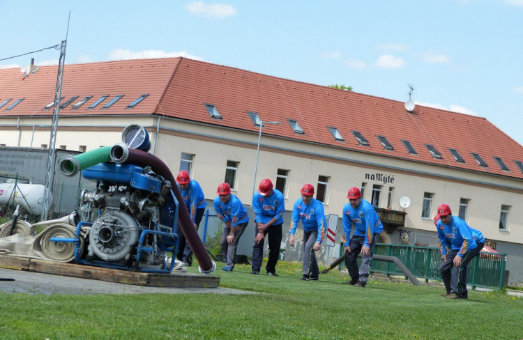 Dobrovolní hasiči - okrsková soutěž v Batelově, 7.5.2016