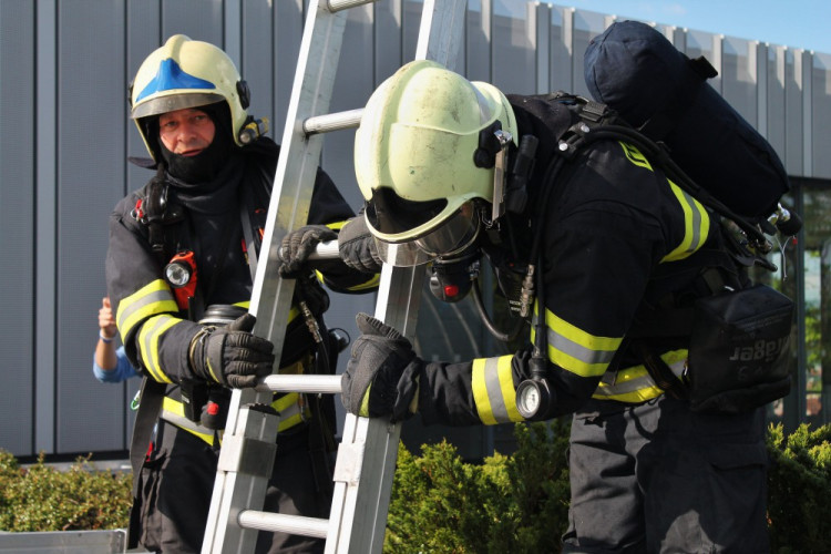 Hasiči nacvičovali zásah v hořící hvězdárně